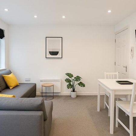 6 Person Apartment In City Centre คาร์ดิฟฟ์ ภายนอก รูปภาพ