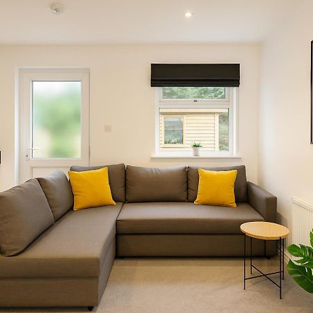 6 Person Apartment In City Centre คาร์ดิฟฟ์ ภายนอก รูปภาพ