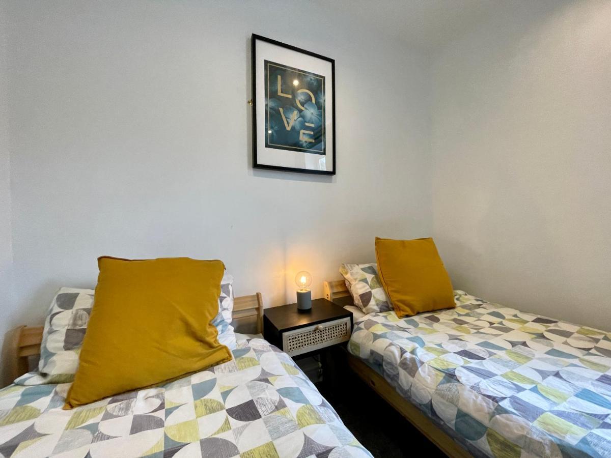 6 Person Apartment In City Centre คาร์ดิฟฟ์ ภายนอก รูปภาพ