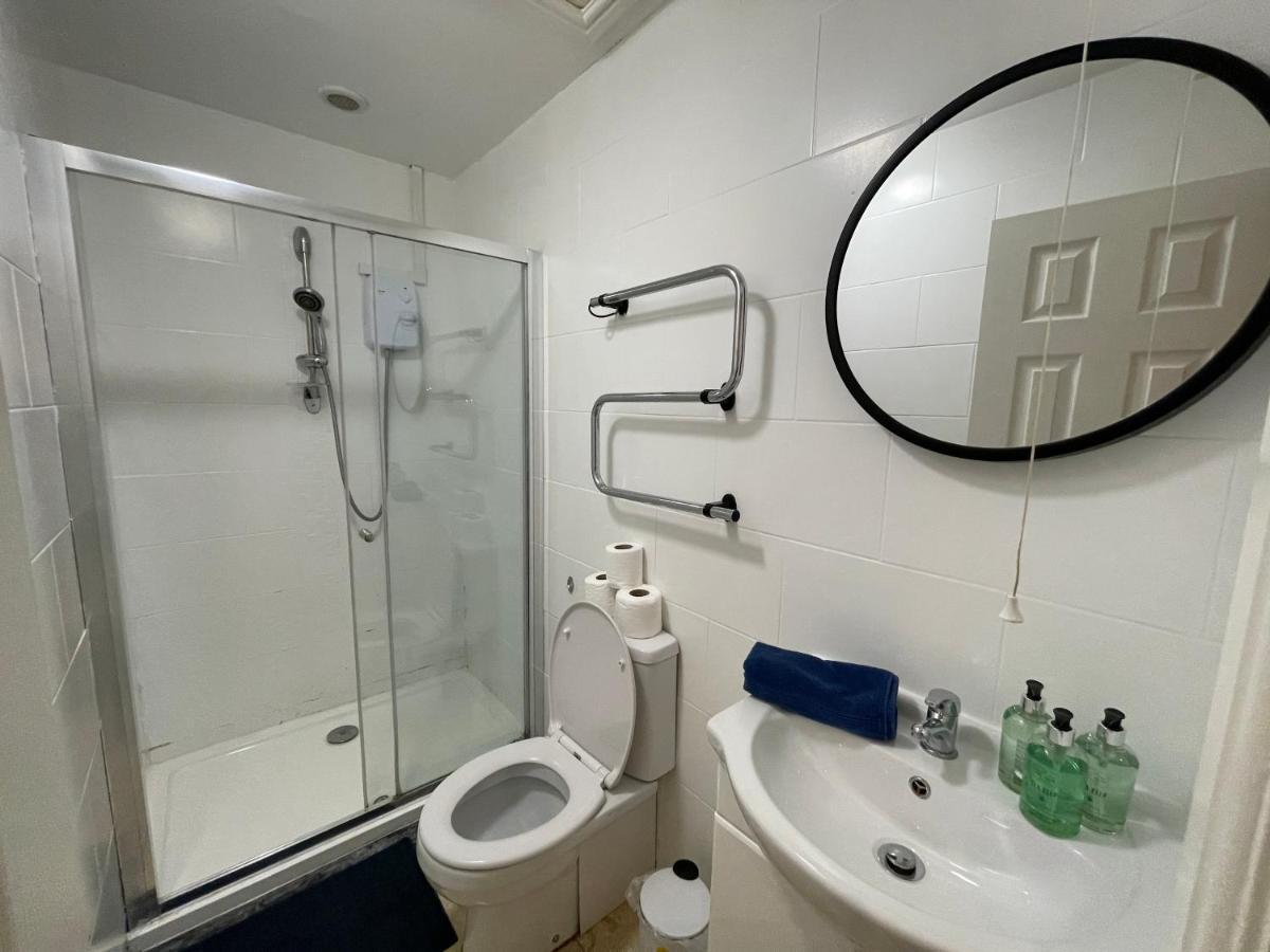 6 Person Apartment In City Centre คาร์ดิฟฟ์ ภายนอก รูปภาพ