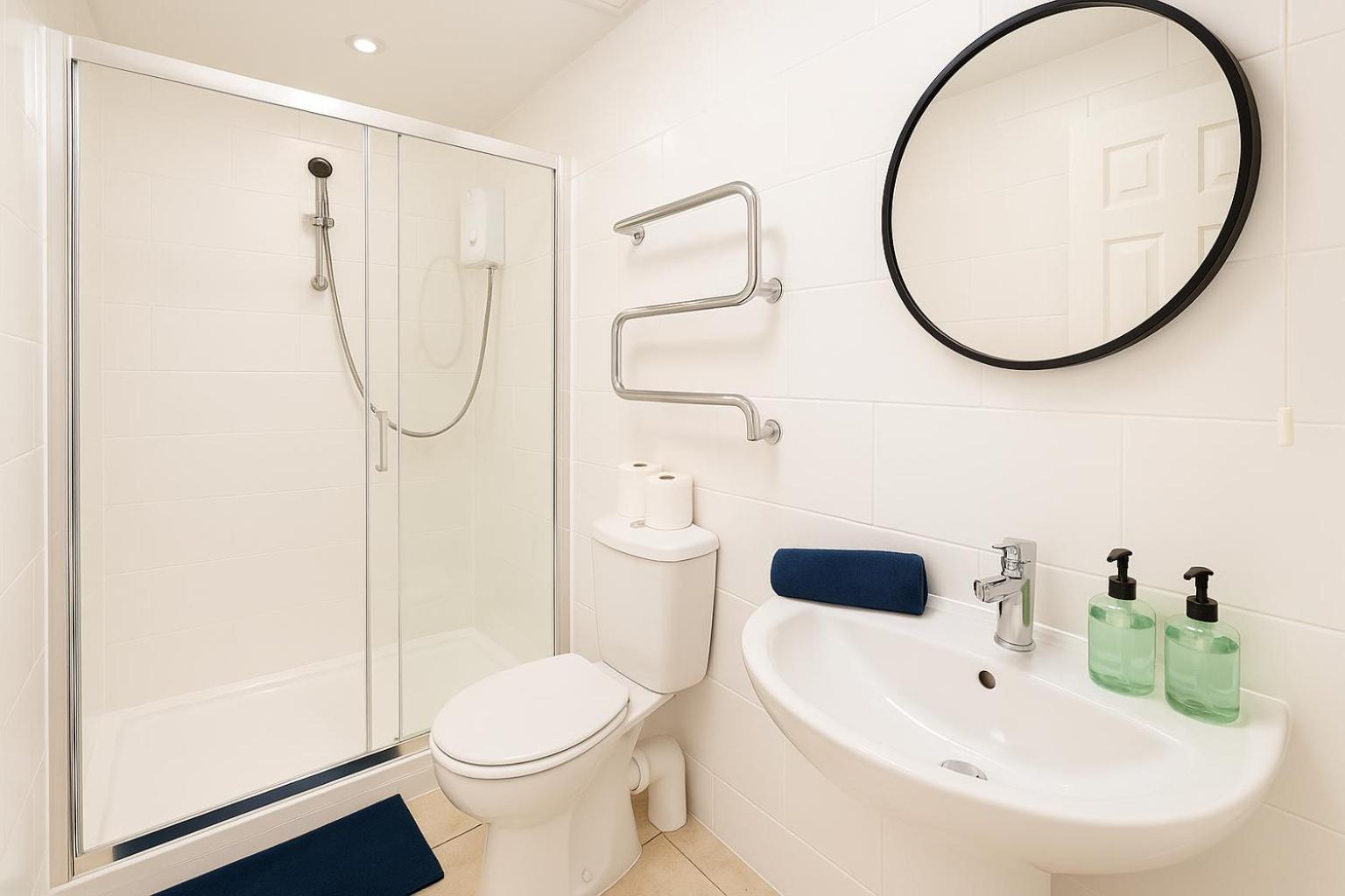 6 Person Apartment In City Centre คาร์ดิฟฟ์ ภายนอก รูปภาพ